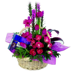 çikolata ve sepette çiçek   Tunceli çiçek servisi , çiçekçi adresleri 