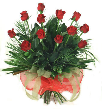 Çiçek yolla 12 adet kirmizi gül buketi  Tunceli uluslararası çiçek gönderme 