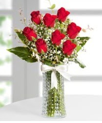 7 Adet vazoda kırmızı gül sevgiliye özel  Tunceli çiçek yolla 